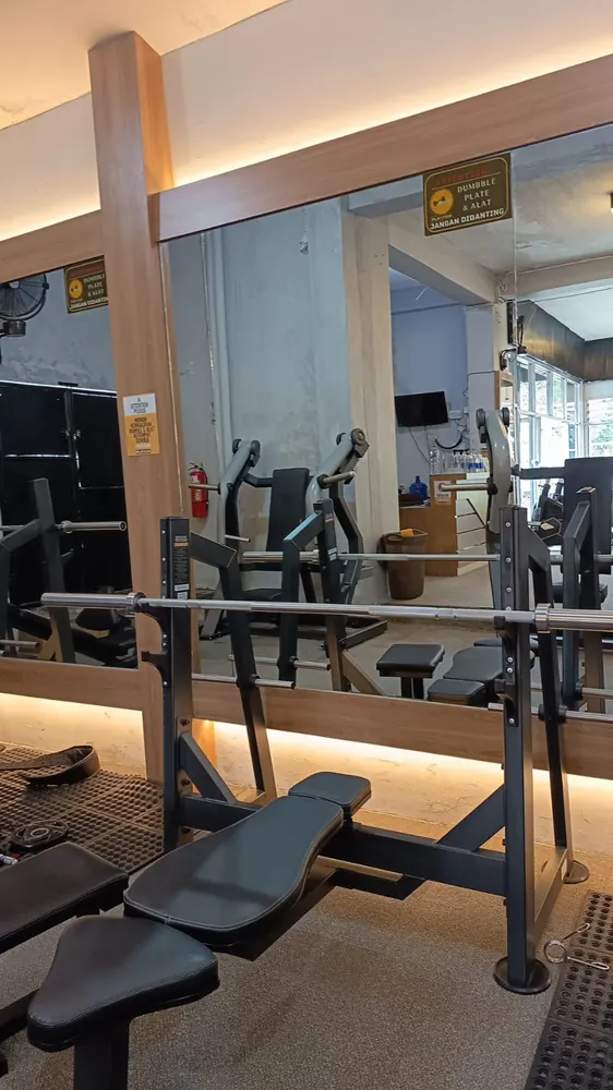 Area bench press Platinum Gym Padang