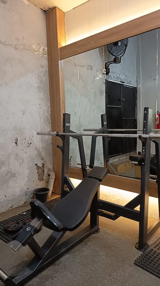 Sudut alat latihan Platinum Gym Padang.