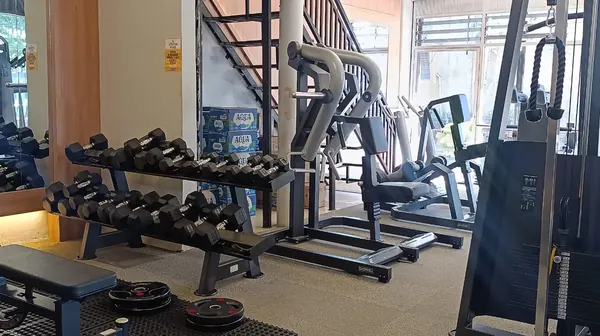 Area dumbbell dan free weight Platinum Gym Padang.