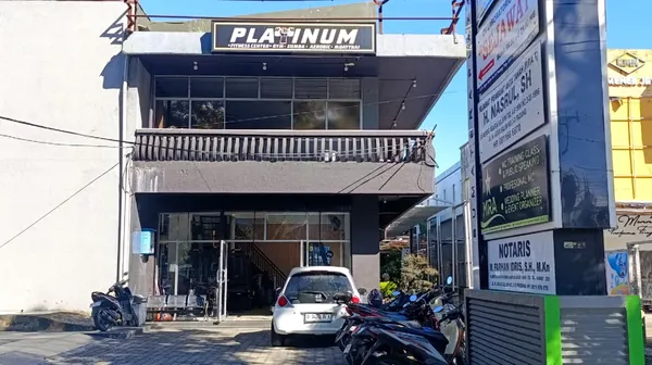 Tampak depan gedung Platinum Gym Padang.
