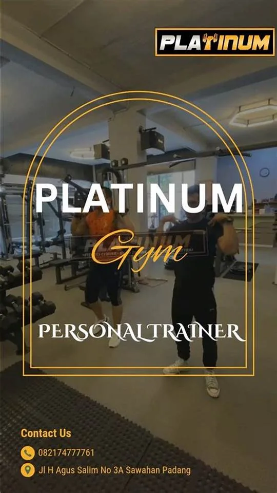 Sesi personal trainer di Platinum Gym Padang.