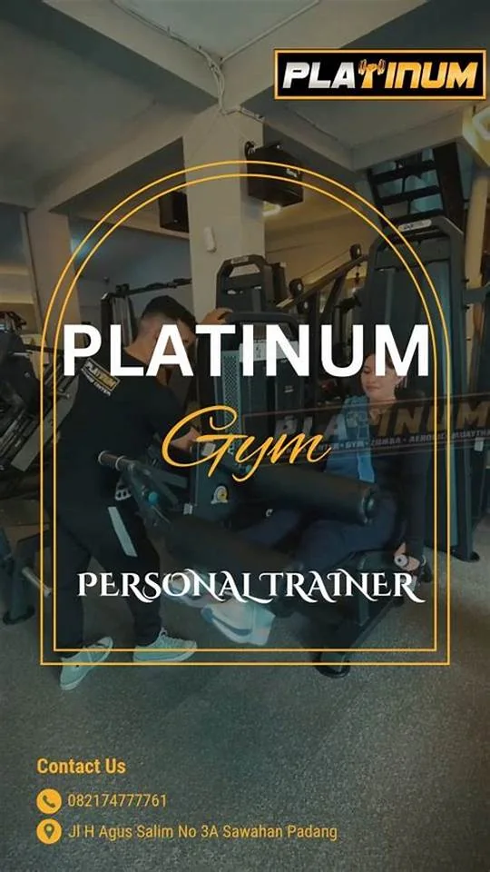 Latihan personal trainer dengan peralatan gym.