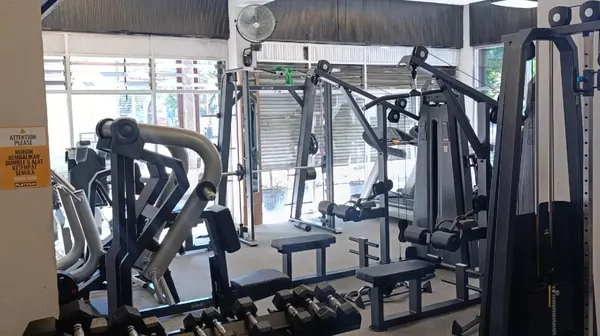 Deretan alat mesin latihan beban Platinum Gym Padang.