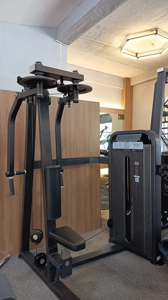 Alat strength training Platinum Gym Padang.