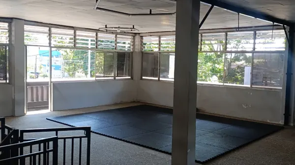 Area studio Platinum Gym Padang untuk latihan grup.