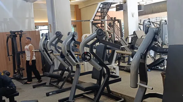 Training floor Platinum Gym Padang